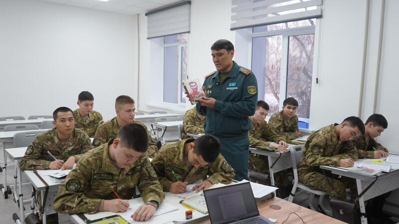 В Алматы журналистов ознакомили со спецификой обучения в военных учебных заведениях МО РК