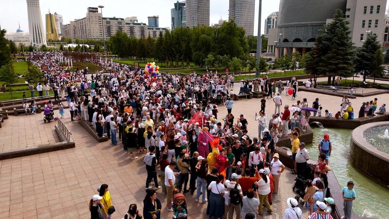 В Астане прошел парад клоунов с участием артистов из разных стран