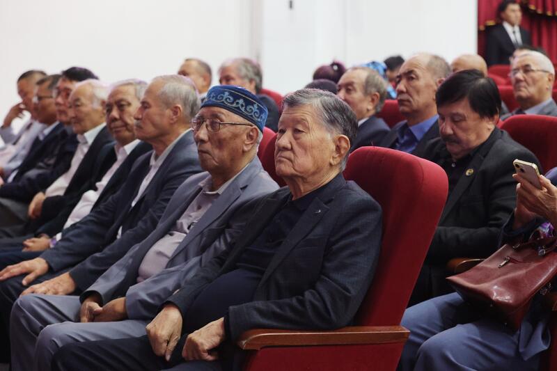 Аким Жамбылской области поздравил писателя и драматурга Елена Алимжана с 80-летием