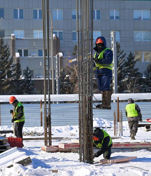 Аким области Асаин Байханов в рамках рабочей поездки посетил ряд инвестиционных объектов региона, ознакомился с ходом строительства гостиницы «Novotel», а также побывал на предприятиях центральной промышленной зоны областного центра