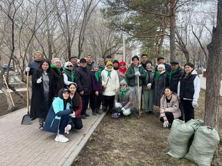 Столичные пенсионеры-волонтеры приняли участие в уборке города