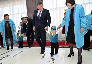 В преддверии Дня Республики прошел обряд тұсау кесу для детей из детского дома