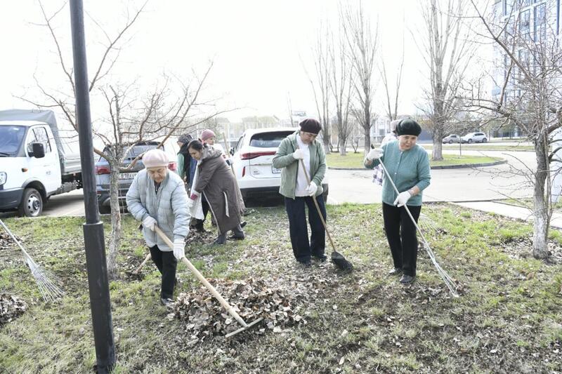 «Таза Қазақстан»: около 200 сотрудников цирка вышли на субботник в Астане