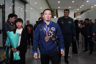 Чемпиона мира по греко-римской борьбе встретили болельщики в столичном аэропорту
