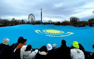 В Акмолинской области в честь Дня Республики развернули гигантский флаг