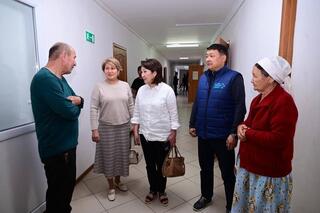Члены областного общественного штаба посетили временный пункт, расположенный в общежитии Актюбинского регионального университета имени К. Жубанова.