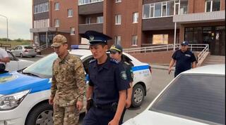 Полицейские проводят рейды по предупреждению выпадения детей из окон в области Абай