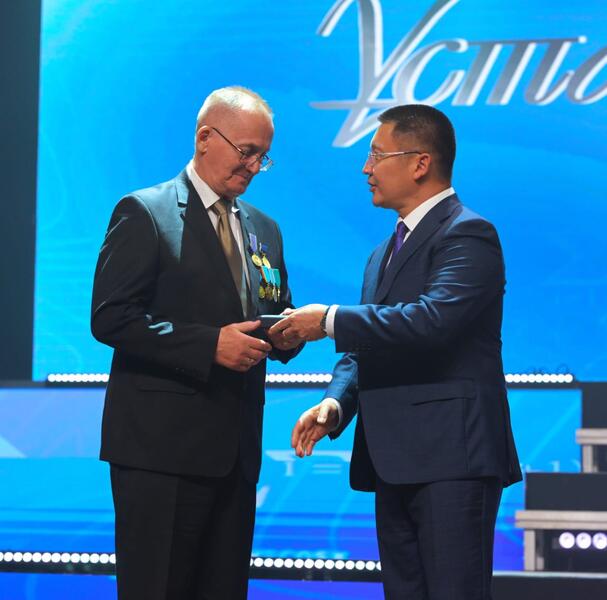 Аким Павлодарской области поздравил учителей с профессиональным праздником