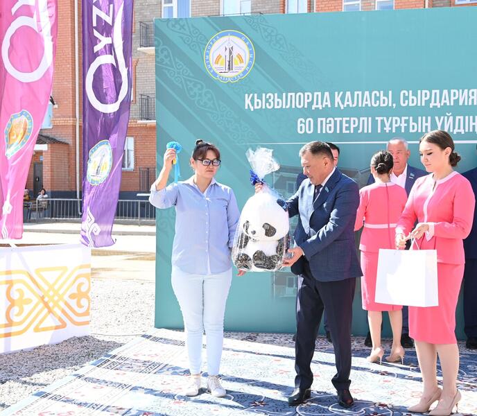 На левом берегу вручили ключи от 60-квартирного жилого дома