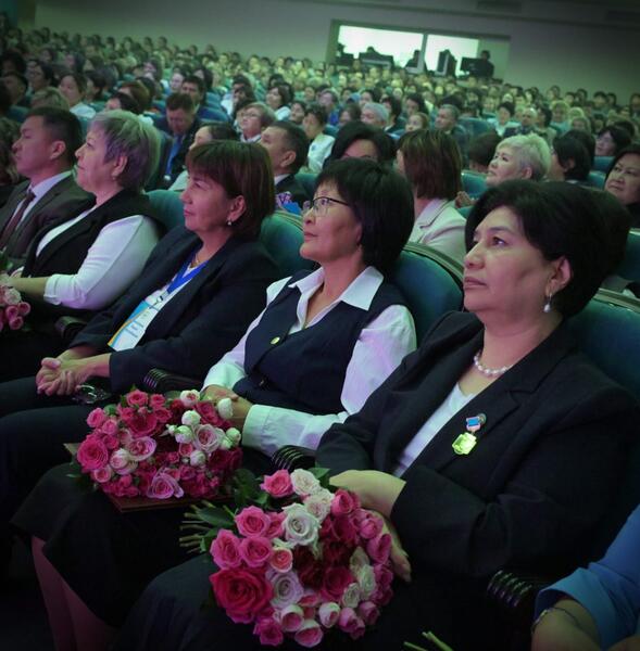 Аким Павлодарской области поздравил учителей с профессиональным праздником