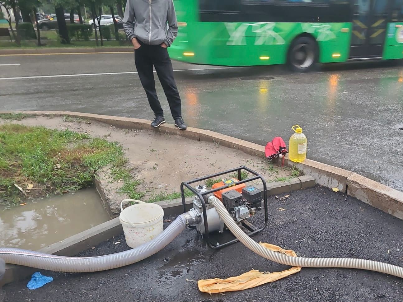 В Алматы после дождя коммунальные службы устранили большинство локальных подтоплений
