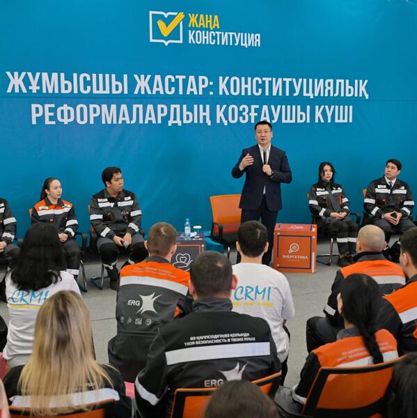 Молодежь Аксу обсудила с акимом области проект новой Конституции и будущее региона