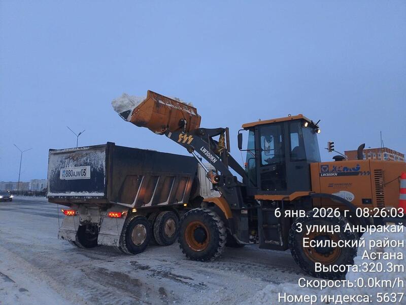 В Астане для очистки города от снега задействовано более 1 800 единиц спецтехники