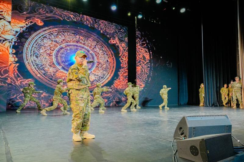 «Защита Родины — дело настоящих мужчин!»: в Астане проводили в армию очередную группу молодых людей