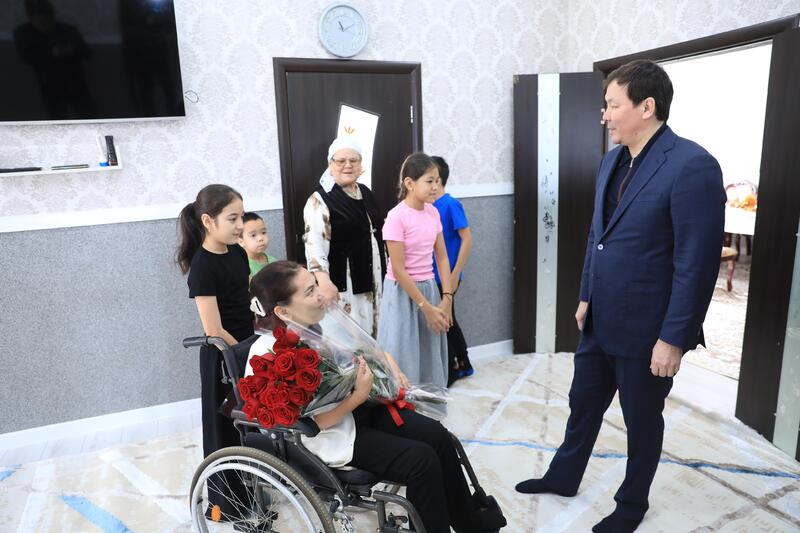 Асхат Шахаров в честь 8 Марта посетил дома актюбинок, внесших вклад в развитие области