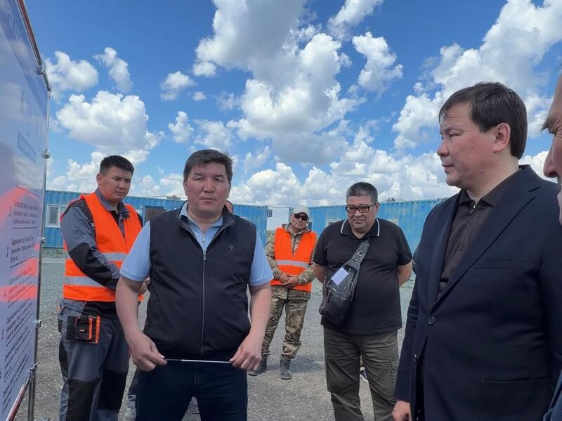 Глава региона ознакомился с ходом ремонта автодороги и строительства моста в Уилском районе