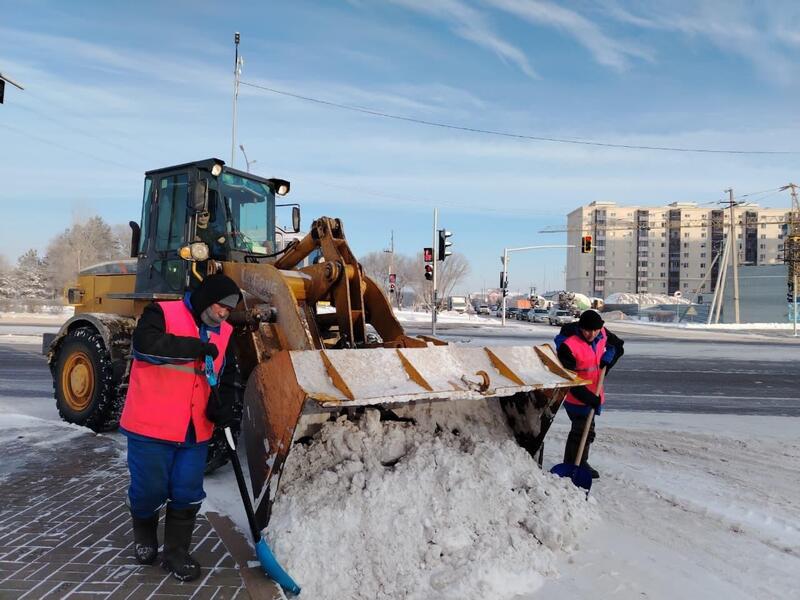 Около двух тысяч единиц спецтехники заняты в уборке снега в Астане