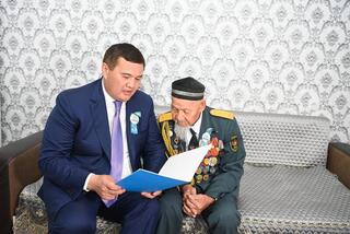 Глава региона поздравил ветерана Великой Отечественной войны Яхию Тасырова с 80-летием Великой Победы