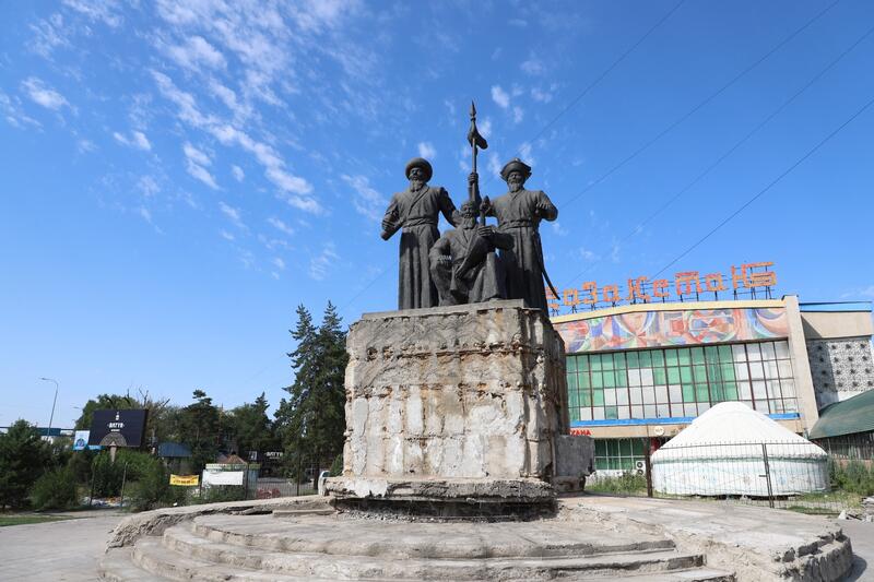 Интернеттегі порно арқылы бастығының қыңырлығын қанағаттандыру Жалаңаш жалаңаш сексуалды Эмилия Кларк