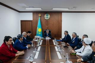 В Атырау ветеранов наградили в честь Дня труда