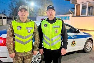 Военнослужащие Вооруженных сил освободили ребенка из заблокированного автомобиля