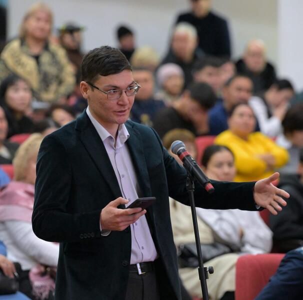 Аким Павлодарской области Асаин Байханов провел встречу с жителями Аксу: в центре внимания — вопросы развития города