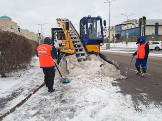 Более тысячи единиц спецтехники задействованы в снегоуборочных работах в Астане ночью