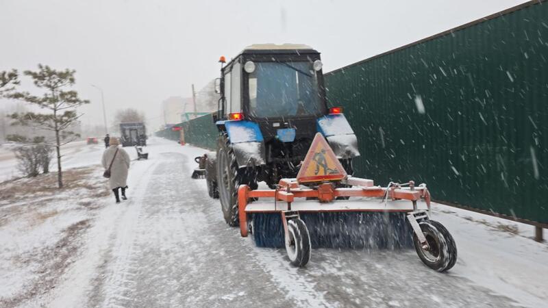 Свыше 1 тыс. единиц спецтехники задействовано в снегоуборочных работах днем в Астане