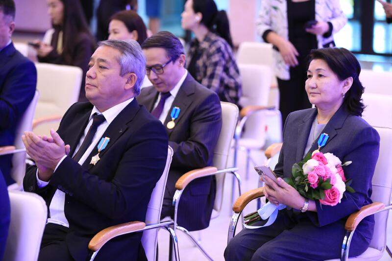 В День Республики актюбинцам вручили государственные награды