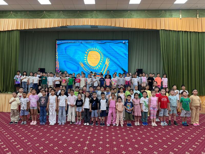 В Астане более 10 тысяч детей одновременно исполнили Государственный гимн