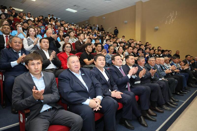 Аким Мангистауской области поздравил футболистов «Каспия» с выходом в Премьер-Лигу