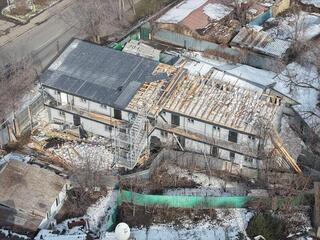 В Алматы этаж жилого дома снесли по решению суда