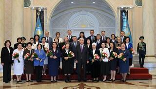 Совместное фото Главы государства с педагогами