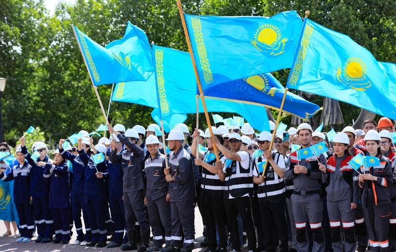 Глава региона принял участие в церемонии поднятия Государственного флага