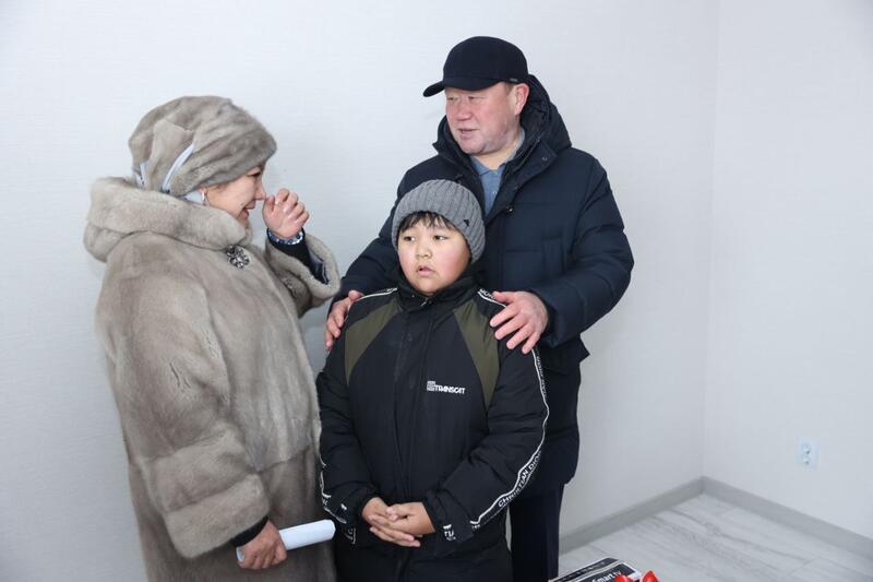 В Аулиеколе новосёлам вручили ключи от новых квартир