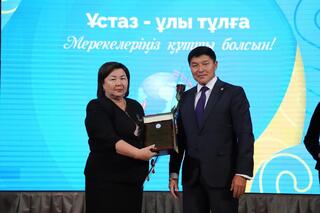 Аким города Ернат Бәзіл поздравил учителей с профессиональным праздником и наградил лучших