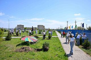 Аким области принял участие в субботнике в поселке Степной