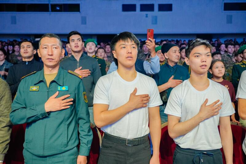 «Защита Родины — дело настоящих мужчин!»: в Астане проводили в армию очередную группу молодых людей