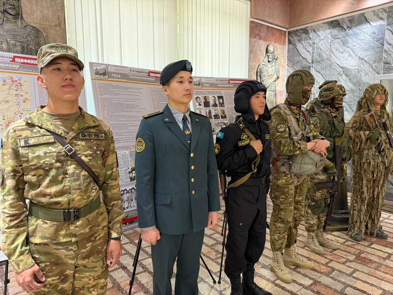 Более полутора тысяч школьников Алматы приняли участие в патриотической акции Министерства обороны