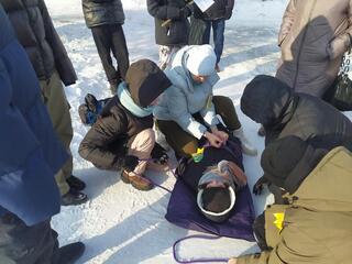 В зимнем многоборье юных спасателей приняли участие более сотни школьников Усть-Каменогорска