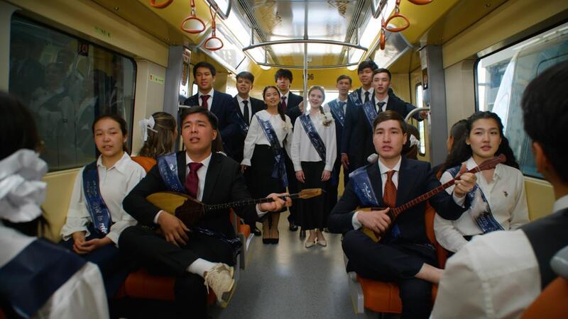 В Астане выпускники школ спели песню «Ақ бантик» в LRT