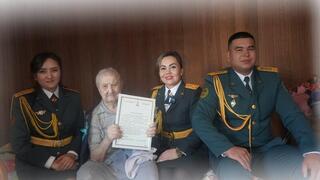 В Алматы военнослужащие поздравили ветерана-фронтовика