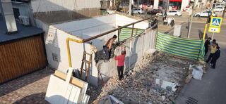 В Алматы снесли незаконные торговые объекты