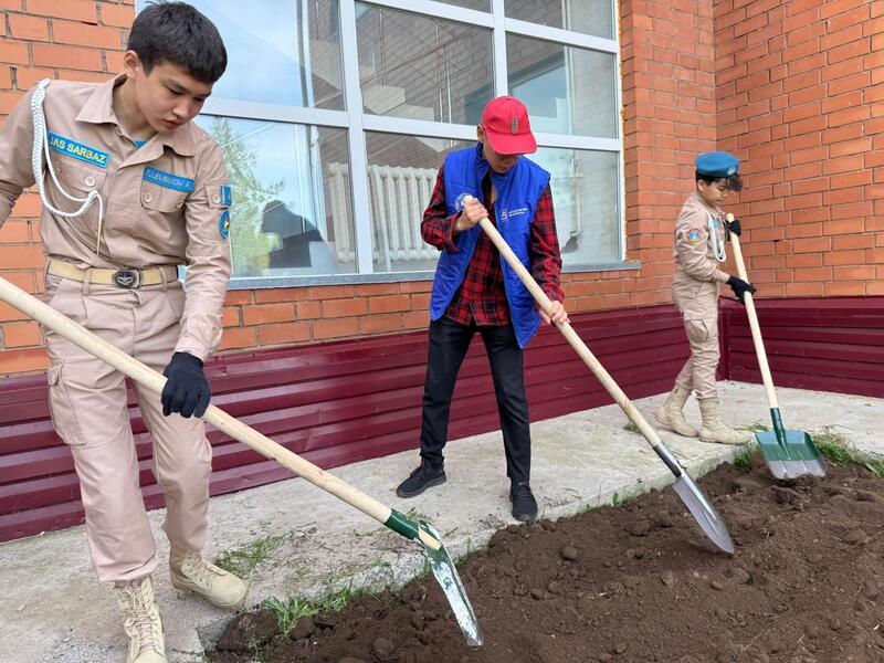 Молодёжь Астаны очистила территорию центра «Шарапат» и поддержала экологическую акцию