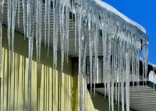 В целях предупреждения несчастных случаев, связанных со сходом снега и падением сосулек с крыш, ДЧС области Жетісу рекомендует:
