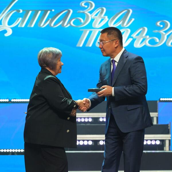 Аким Павлодарской области поздравил учителей с профессиональным праздником