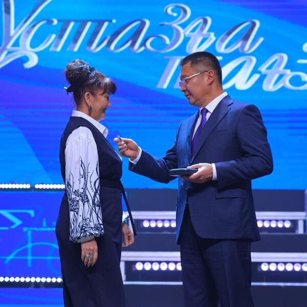 Аким Павлодарской области поздравил учителей с профессиональным праздником