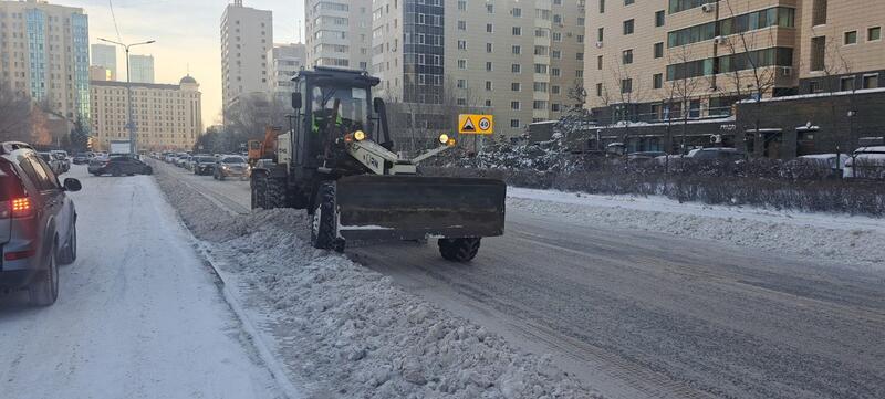 Около двух тысяч единиц спецтехники заняты в уборке снега в Астане