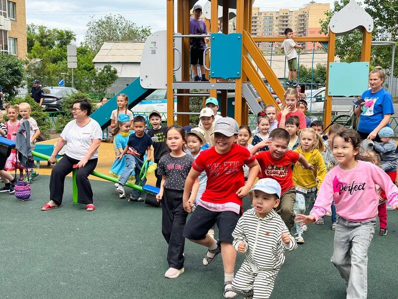 В день защиты детей 10 новых дворов открыли в столичном районе Байконыр