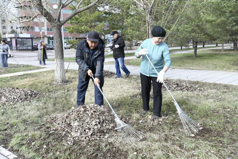 «Таза Қазақстан»: около 200 сотрудников цирка вышли на субботник в Астане